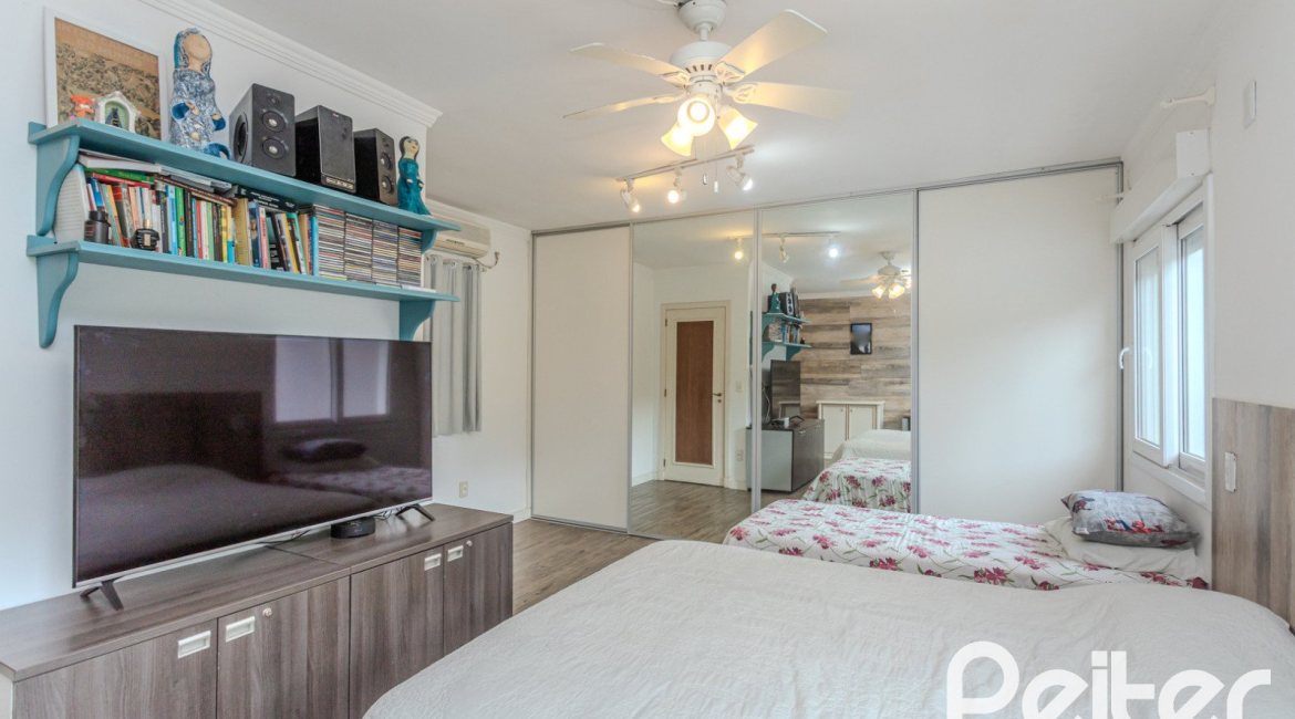 Casa à venda com 330m², 4 dormitórios, 2 suítes, 4 vagas, no bairro Vila Assunção em Porto Alegre