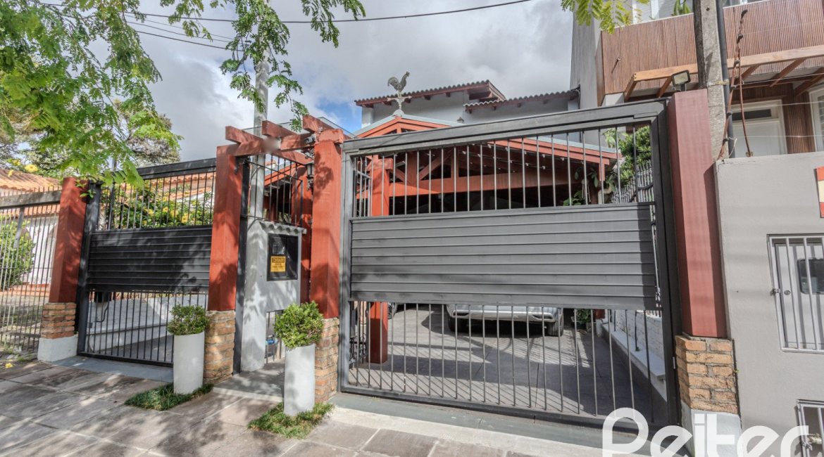 Casa à venda com 330m², 4 dormitórios, 2 suítes, 4 vagas, no bairro Vila Assunção em Porto Alegre