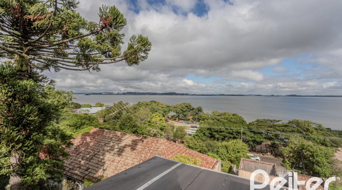 Casa à venda com 330m², 4 dormitórios, 2 suítes, 4 vagas, no bairro Vila Assunção em Porto Alegre