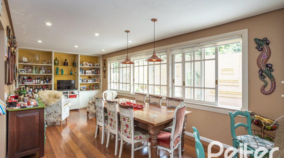 Casa em Condomínio à venda com 330m², 3 dormitórios, 1 suíte, 4 vagas, no bairro Jardim Isabel em Porto Alegre