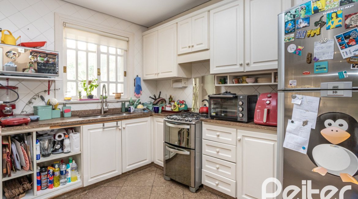 Casa em Condomínio à venda com 330m², 3 dormitórios, 1 suíte, 4 vagas, no bairro Jardim Isabel em Porto Alegre