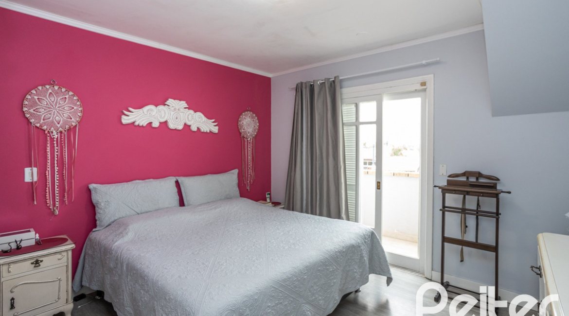 Casa em Condomínio à venda com 330m², 3 dormitórios, 1 suíte, 4 vagas, no bairro Jardim Isabel em Porto Alegre