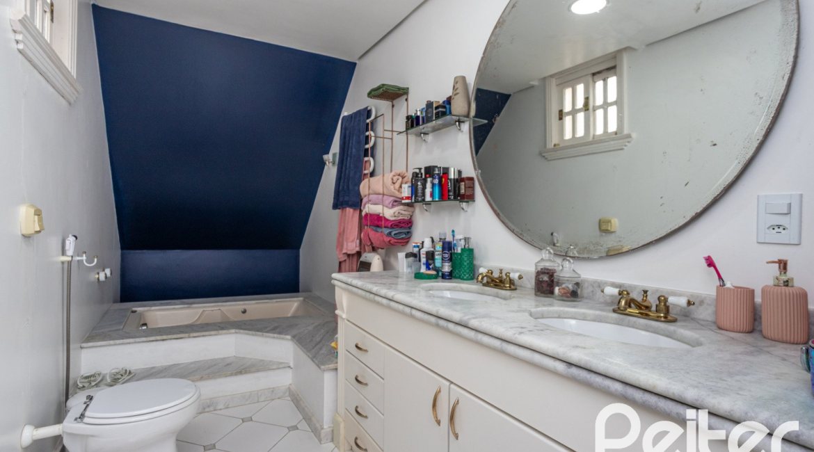 Casa em Condomínio à venda com 330m², 3 dormitórios, 1 suíte, 4 vagas, no bairro Jardim Isabel em Porto Alegre