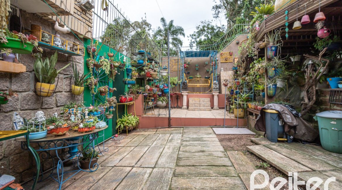 Casa em Condomínio à venda com 330m², 3 dormitórios, 1 suíte, 4 vagas, no bairro Jardim Isabel em Porto Alegre