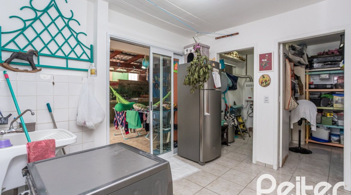 Casa em Condomínio à venda com 330m², 3 dormitórios, 1 suíte, 4 vagas, no bairro Jardim Isabel em Porto Alegre