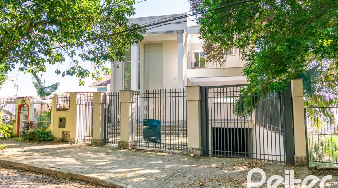 Casa à venda com 450m², 3 dormitórios, 3 suítes, 6 vagas, no bairro Vila Assunção em Porto Alegre
