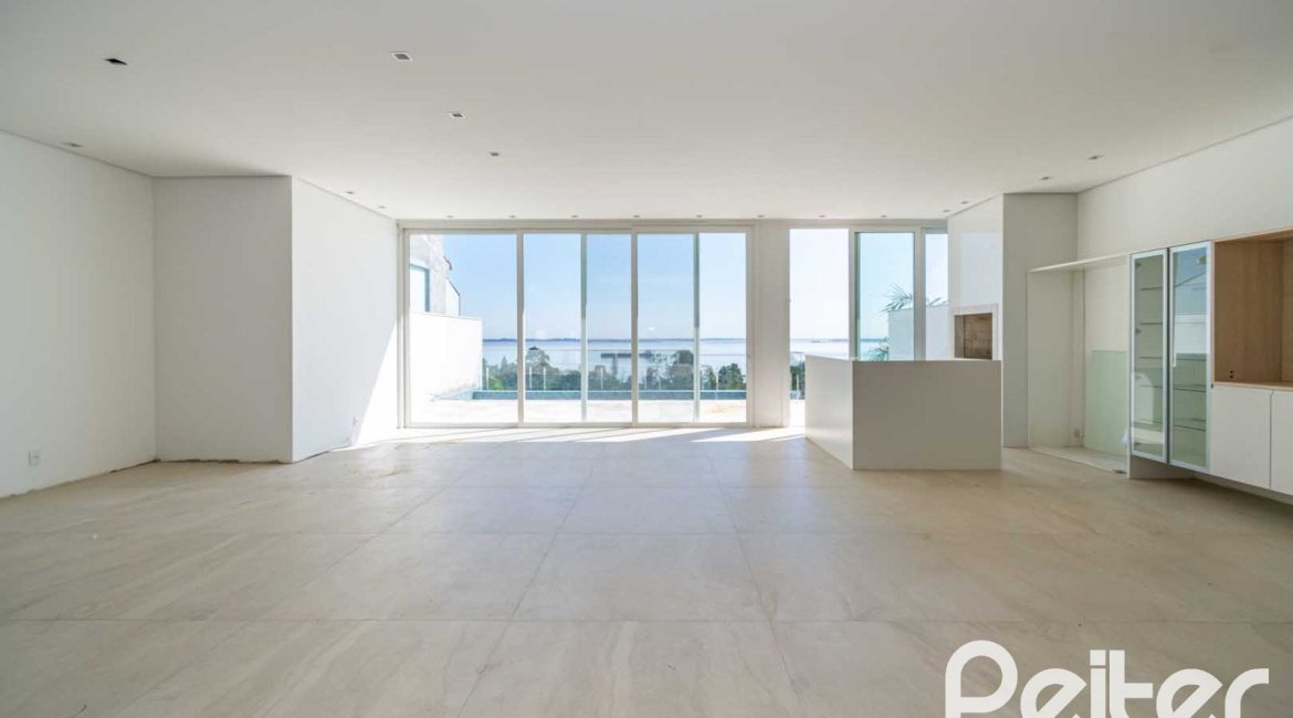 Casa à venda com 450m², 3 dormitórios, 3 suítes, 6 vagas, no bairro Vila Assunção em Porto Alegre