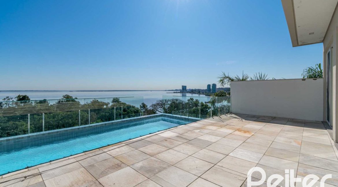 Casa à venda com 450m², 3 dormitórios, 3 suítes, 6 vagas, no bairro Vila Assunção em Porto Alegre