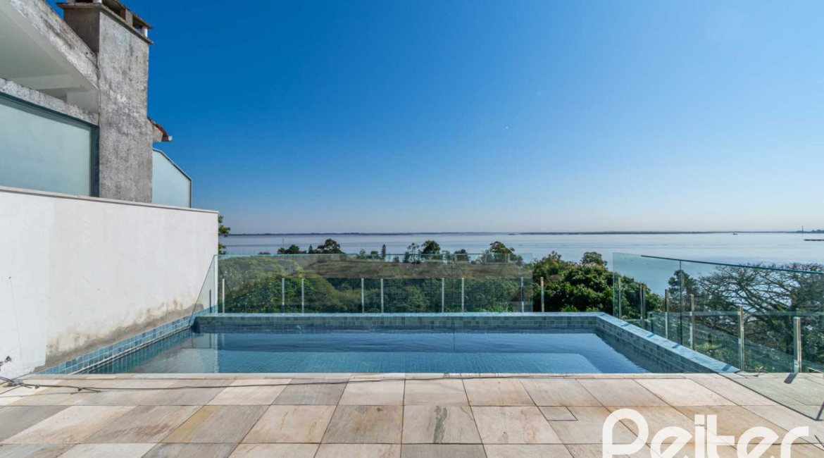 Casa à venda com 450m², 3 dormitórios, 3 suítes, 6 vagas, no bairro Vila Assunção em Porto Alegre