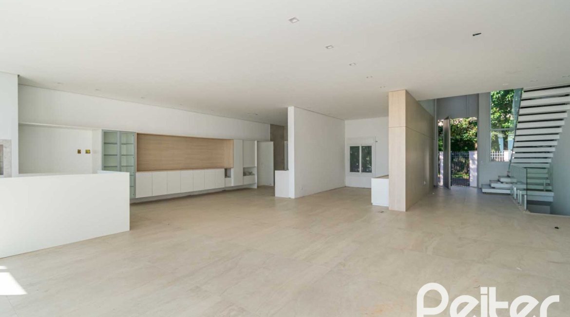 Casa à venda com 450m², 3 dormitórios, 3 suítes, 6 vagas, no bairro Vila Assunção em Porto Alegre