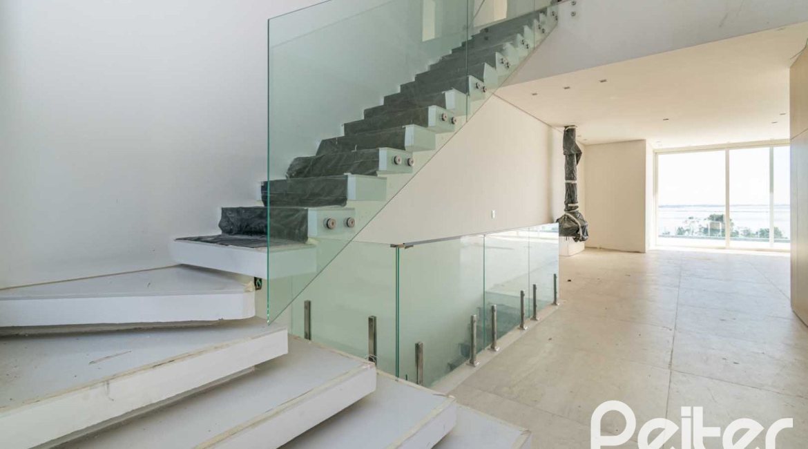 Casa à venda com 450m², 3 dormitórios, 3 suítes, 6 vagas, no bairro Vila Assunção em Porto Alegre