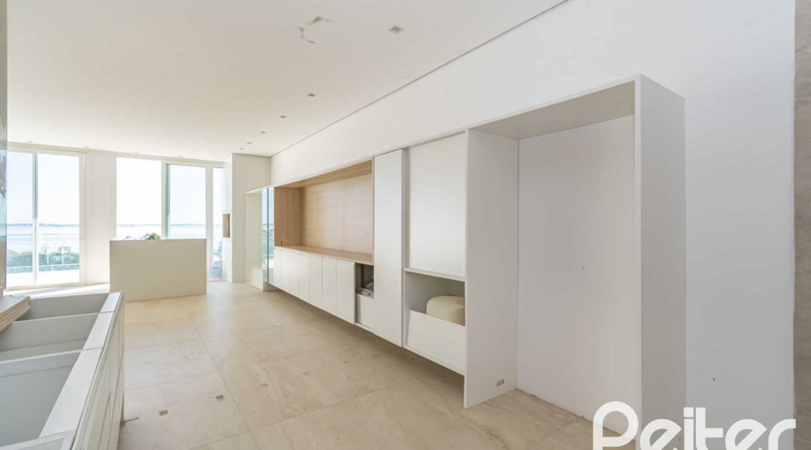 Casa à venda com 450m², 3 dormitórios, 3 suítes, 6 vagas, no bairro Vila Assunção em Porto Alegre