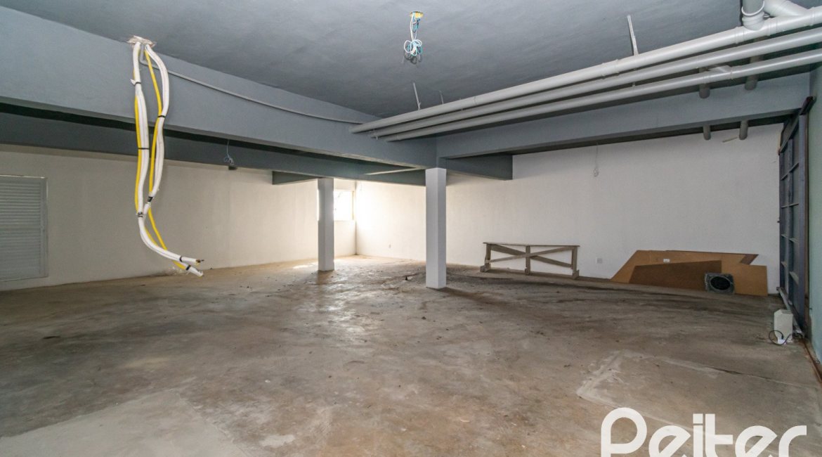 Casa à venda com 450m², 3 dormitórios, 3 suítes, 6 vagas, no bairro Vila Assunção em Porto Alegre