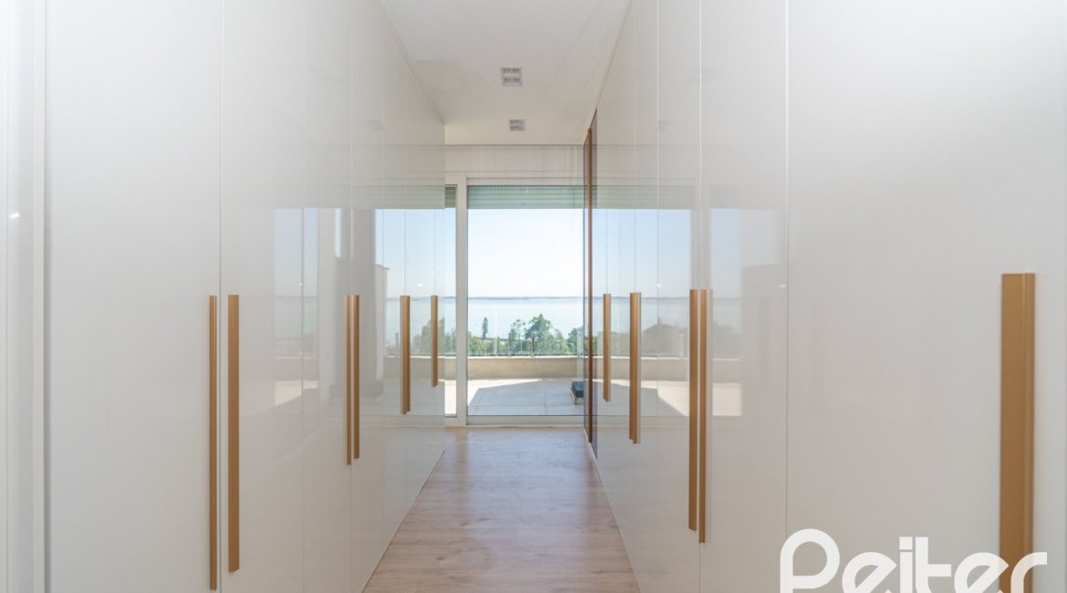 Casa à venda com 450m², 3 dormitórios, 3 suítes, 6 vagas, no bairro Vila Assunção em Porto Alegre