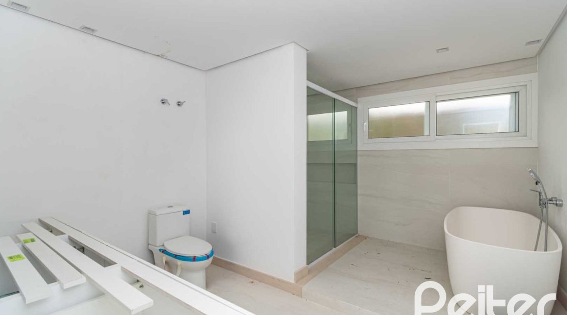 Casa à venda com 450m², 3 dormitórios, 3 suítes, 6 vagas, no bairro Vila Assunção em Porto Alegre