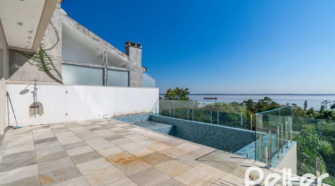 Casa à venda com 450m², 3 dormitórios, 3 suítes, 6 vagas, no bairro Vila Assunção em Porto Alegre