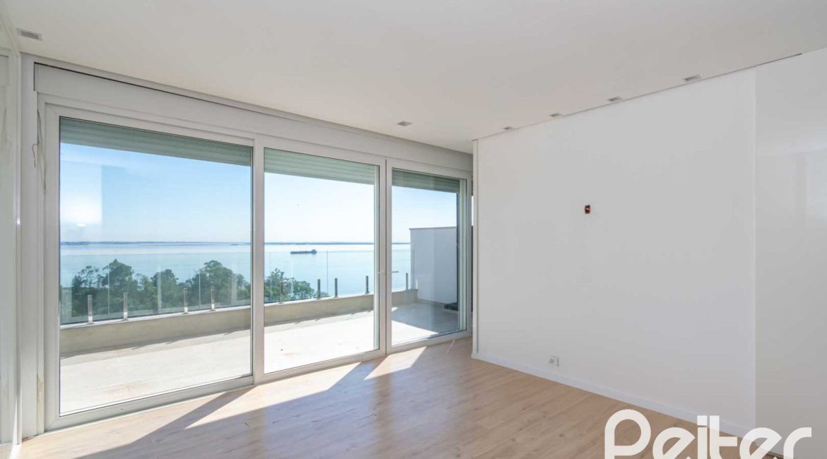 Casa à venda com 450m², 3 dormitórios, 3 suítes, 6 vagas, no bairro Vila Assunção em Porto Alegre