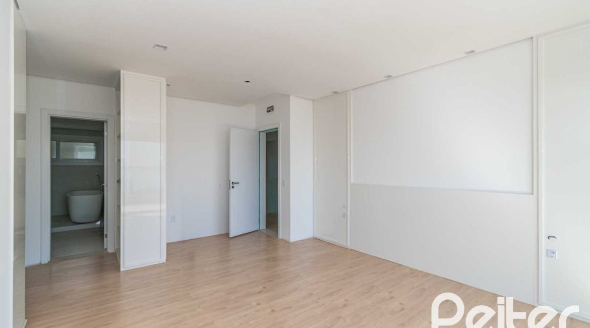 Casa à venda com 450m², 3 dormitórios, 3 suítes, 6 vagas, no bairro Vila Assunção em Porto Alegre