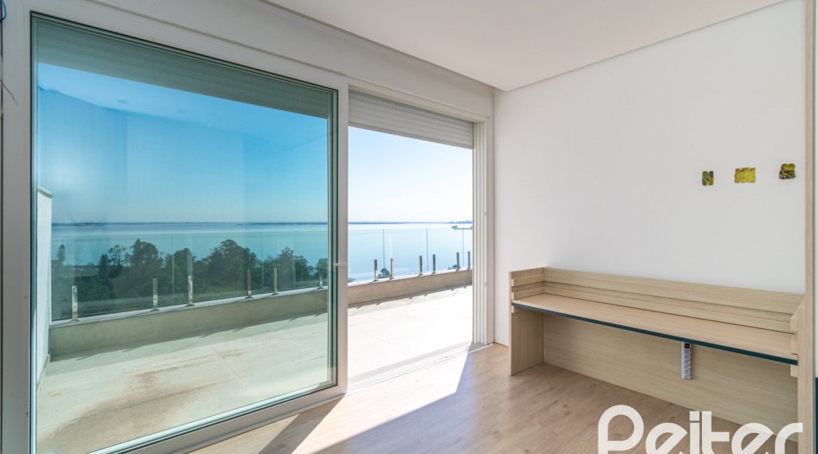 Casa à venda com 450m², 3 dormitórios, 3 suítes, 6 vagas, no bairro Vila Assunção em Porto Alegre