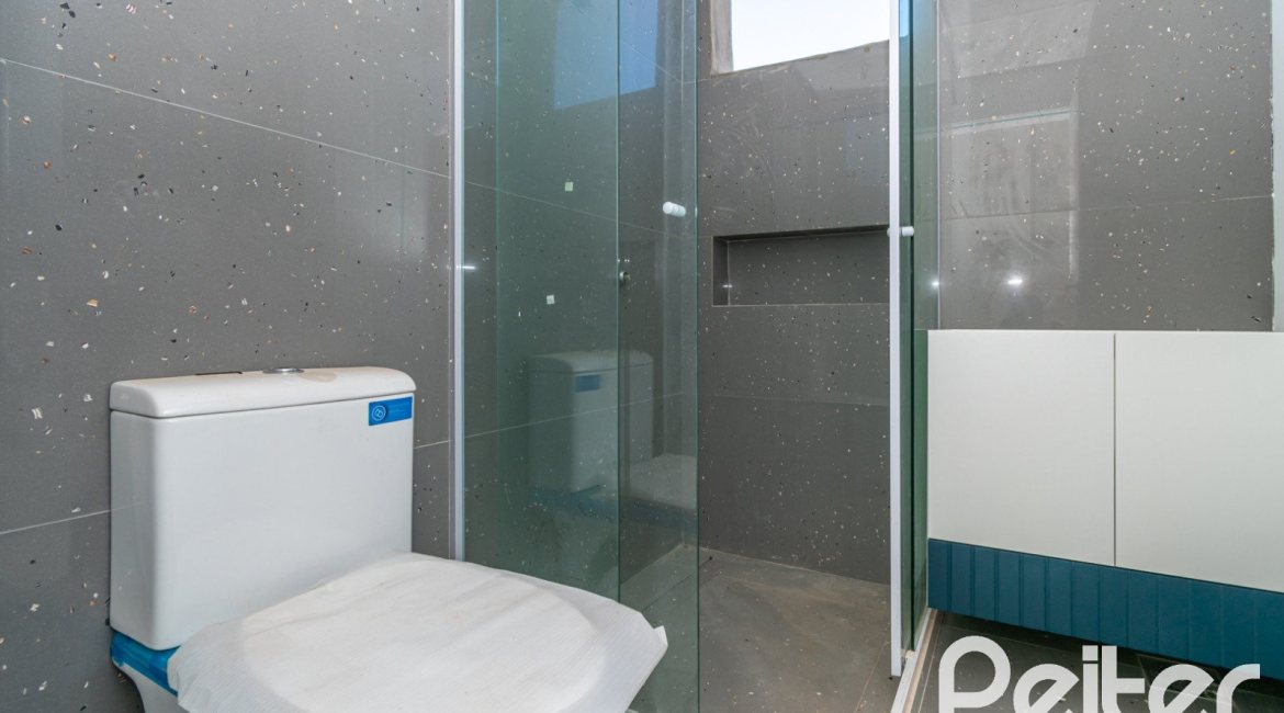 Casa à venda com 450m², 3 dormitórios, 3 suítes, 6 vagas, no bairro Vila Assunção em Porto Alegre