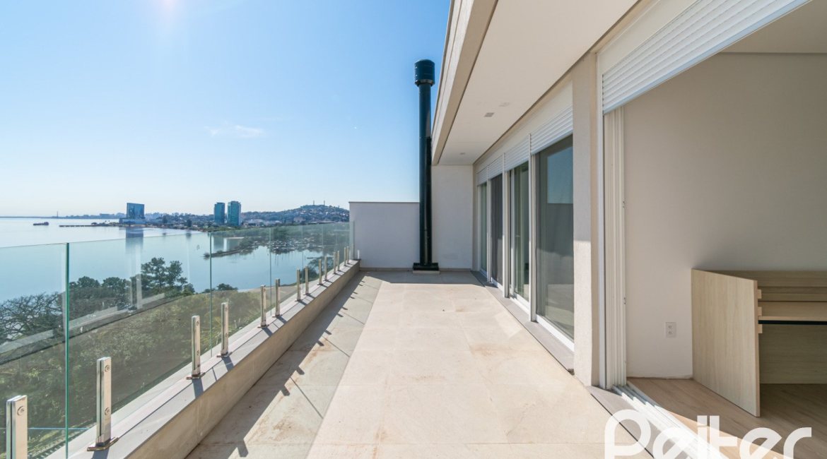 Casa à venda com 450m², 3 dormitórios, 3 suítes, 6 vagas, no bairro Vila Assunção em Porto Alegre