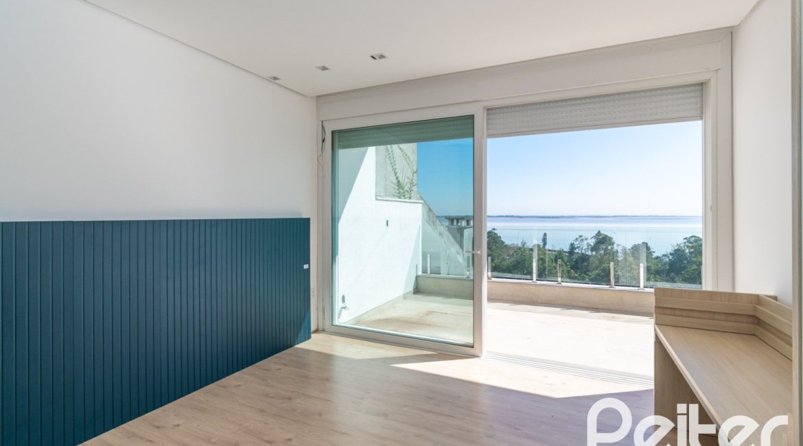 Casa à venda com 450m², 3 dormitórios, 3 suítes, 6 vagas, no bairro Vila Assunção em Porto Alegre