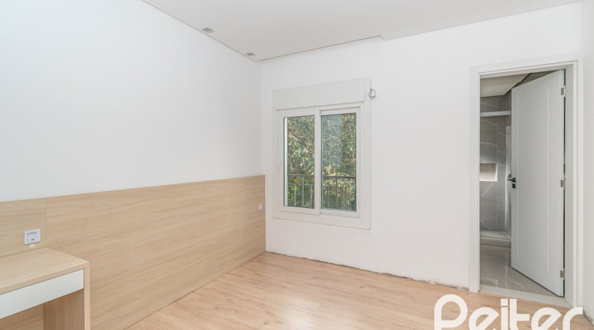 Casa à venda com 450m², 3 dormitórios, 3 suítes, 6 vagas, no bairro Vila Assunção em Porto Alegre