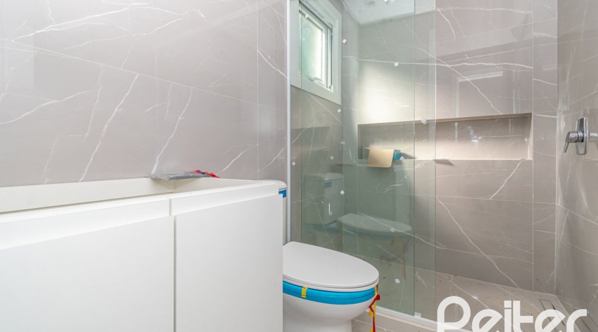 Casa à venda com 450m², 3 dormitórios, 3 suítes, 6 vagas, no bairro Vila Assunção em Porto Alegre