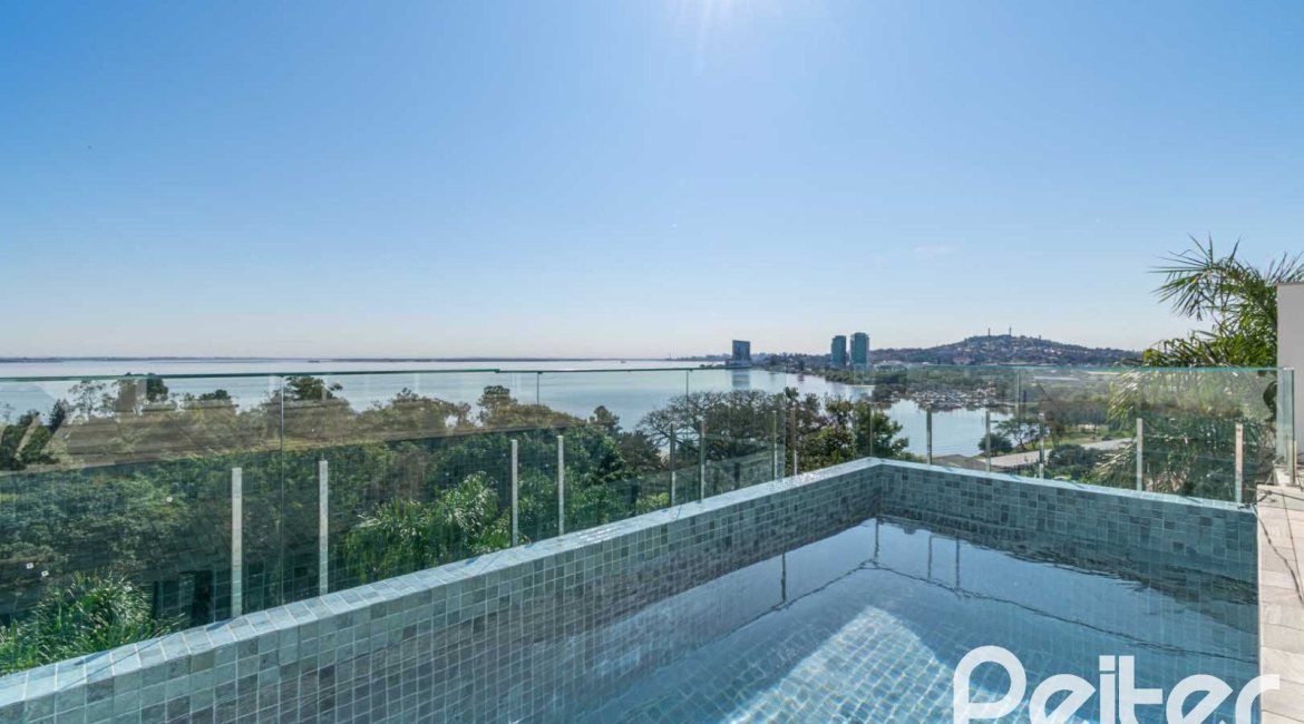 Casa à venda com 450m², 3 dormitórios, 3 suítes, 6 vagas, no bairro Vila Assunção em Porto Alegre