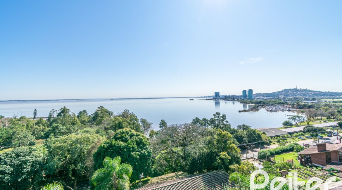 Casa à venda com 450m², 3 dormitórios, 3 suítes, 6 vagas, no bairro Vila Assunção em Porto Alegre