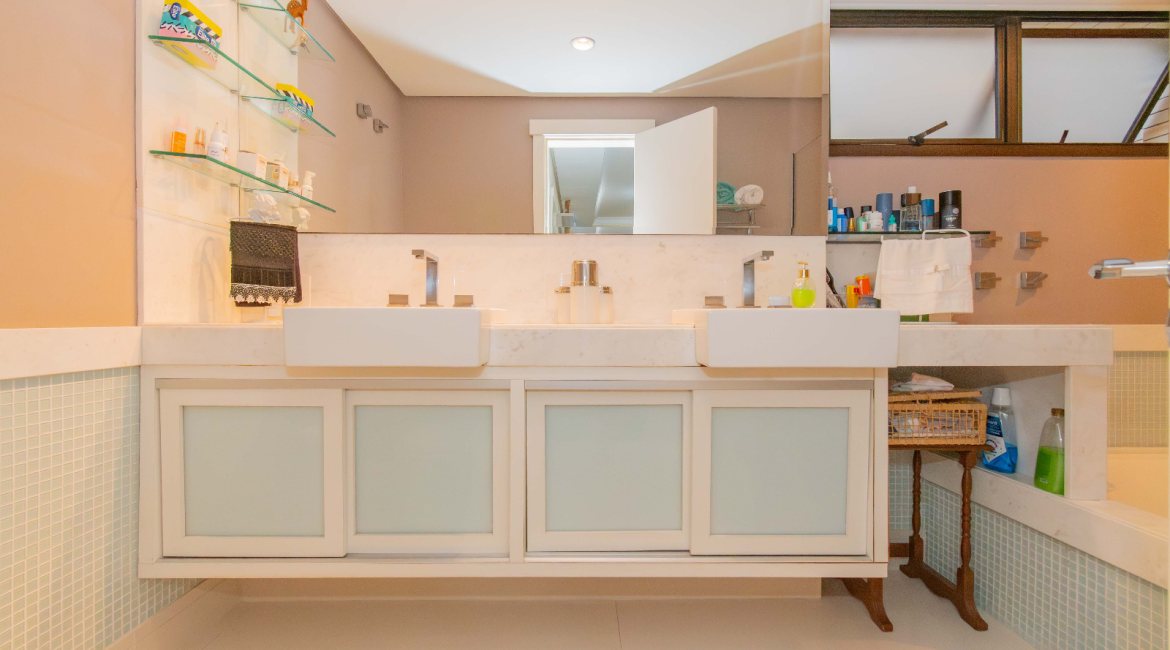 Apartamento à venda com 206m², 3 dormitórios, 3 suítes, 3 vagas, no bairro Cristal em PORTO ALEGRE