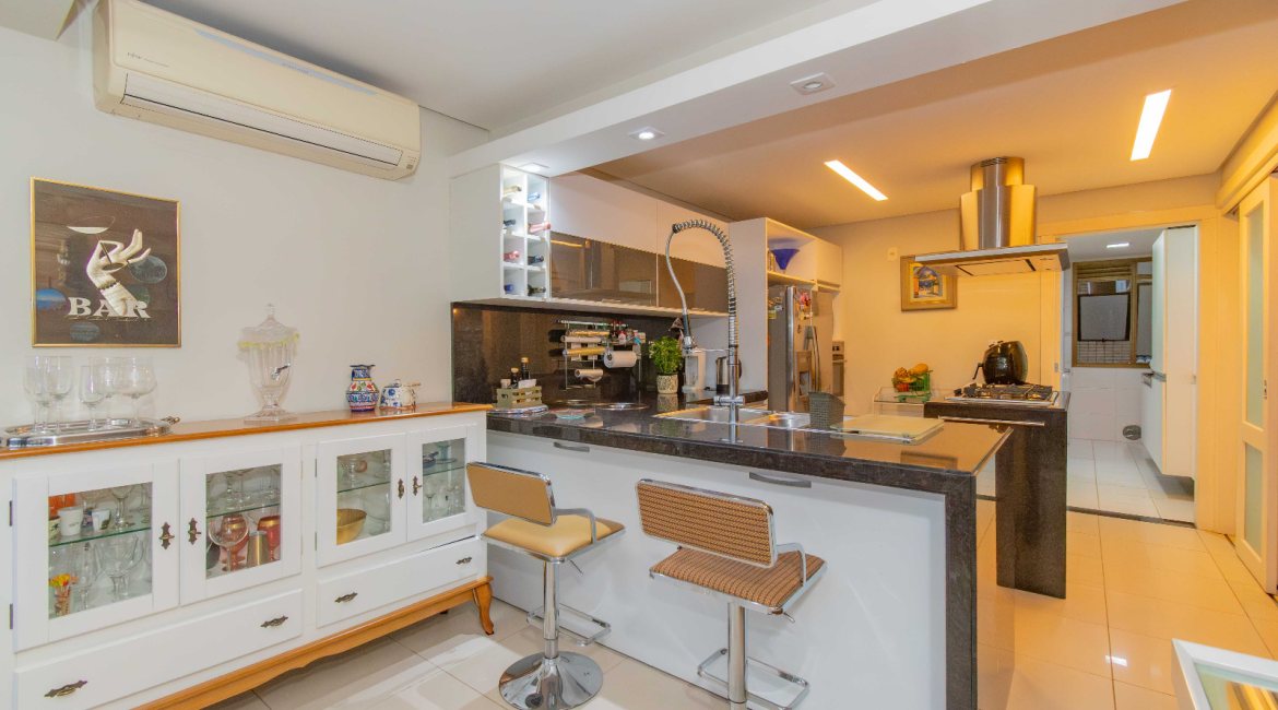 Apartamento à venda com 206m², 3 dormitórios, 3 suítes, 3 vagas, no bairro Cristal em PORTO ALEGRE