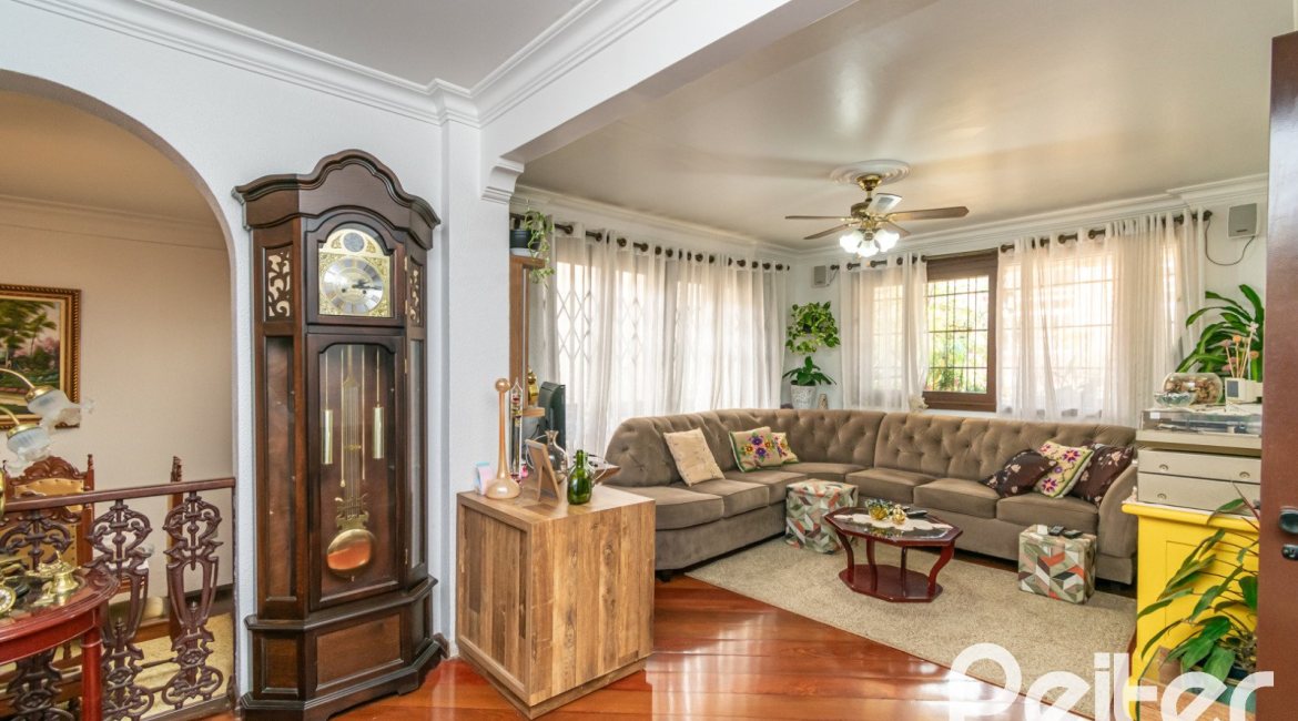 Casa à venda com 380m², 4 dormitórios, 1 suíte, 4 vagas, no bairro Cristal em Porto Alegre