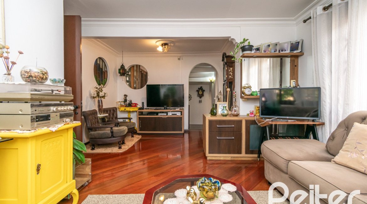 Casa à venda com 380m², 4 dormitórios, 1 suíte, 4 vagas, no bairro Cristal em Porto Alegre