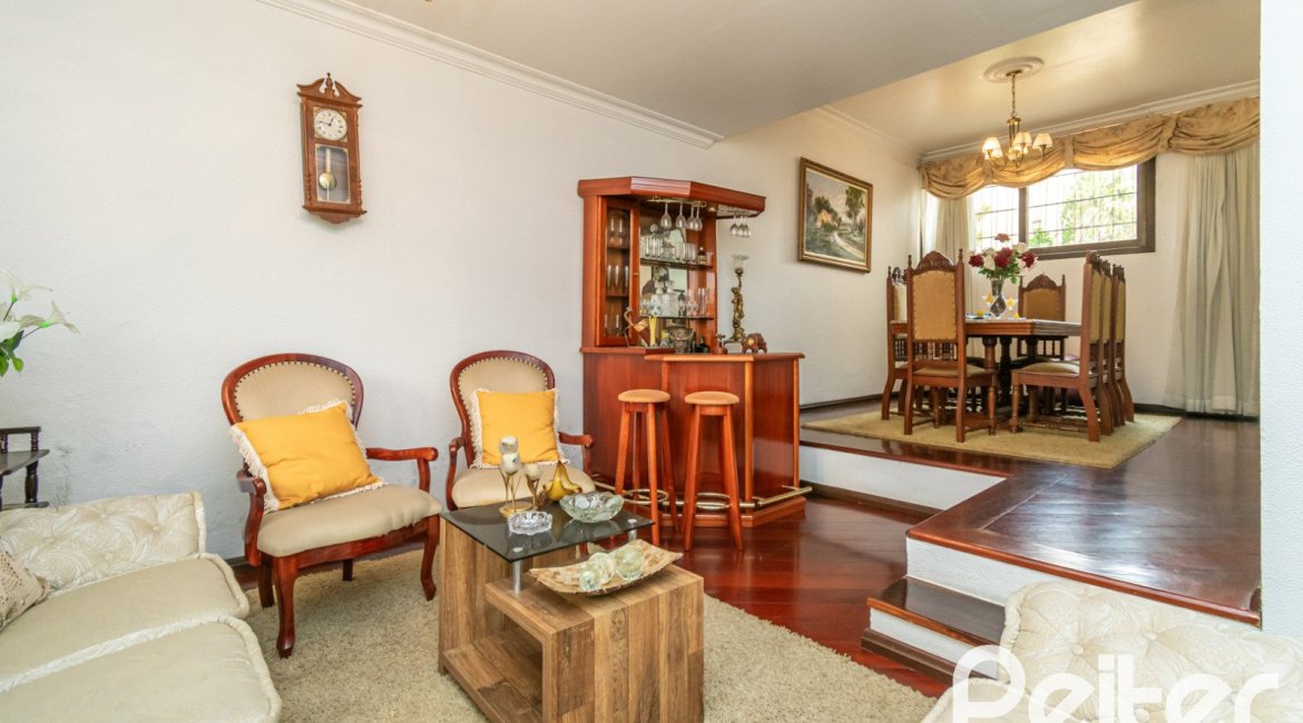 Casa à venda com 380m², 4 dormitórios, 1 suíte, 4 vagas, no bairro Cristal em Porto Alegre