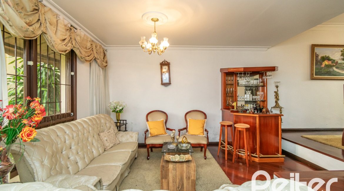 Casa à venda com 380m², 4 dormitórios, 1 suíte, 4 vagas, no bairro Cristal em Porto Alegre