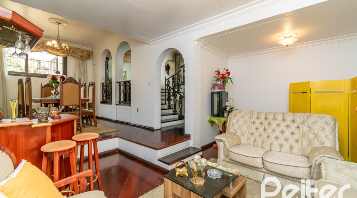 Casa à venda com 380m², 4 dormitórios, 1 suíte, 4 vagas, no bairro Cristal em Porto Alegre