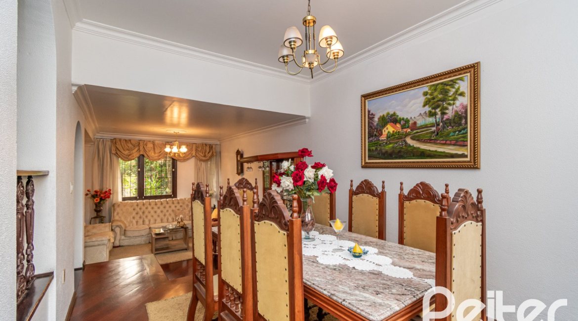 Casa à venda com 380m², 4 dormitórios, 1 suíte, 4 vagas, no bairro Cristal em Porto Alegre