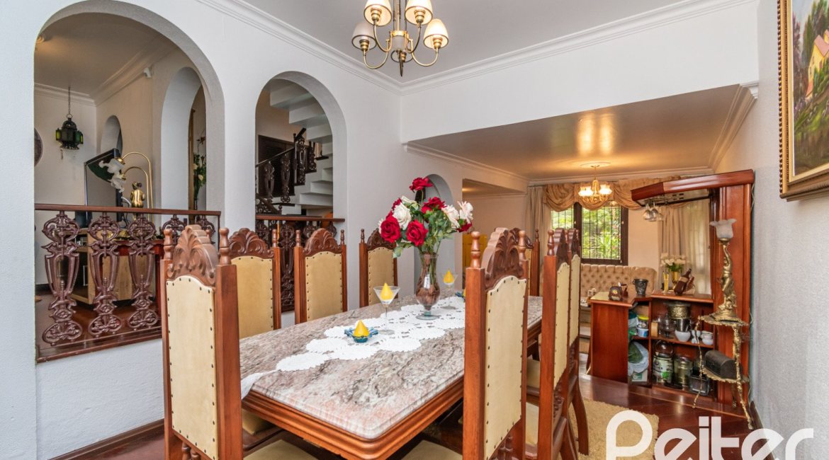 Casa à venda com 380m², 4 dormitórios, 1 suíte, 4 vagas, no bairro Cristal em Porto Alegre