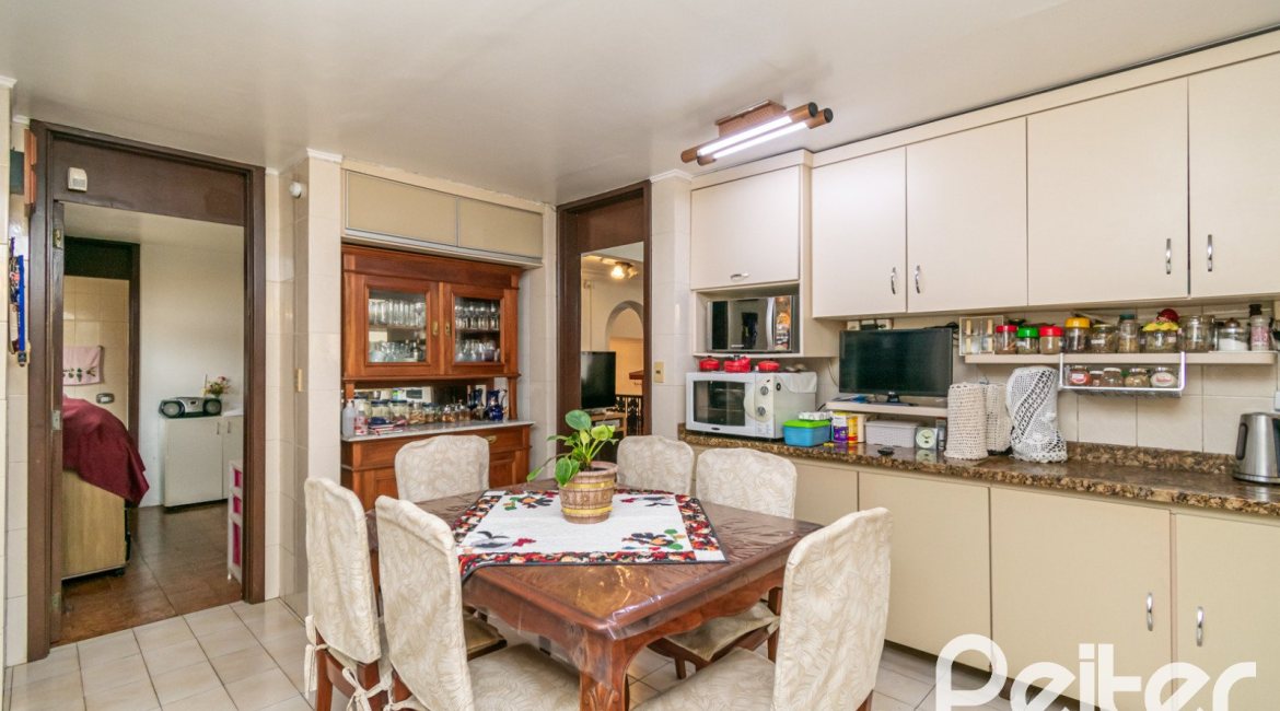 Casa à venda com 380m², 4 dormitórios, 1 suíte, 4 vagas, no bairro Cristal em Porto Alegre