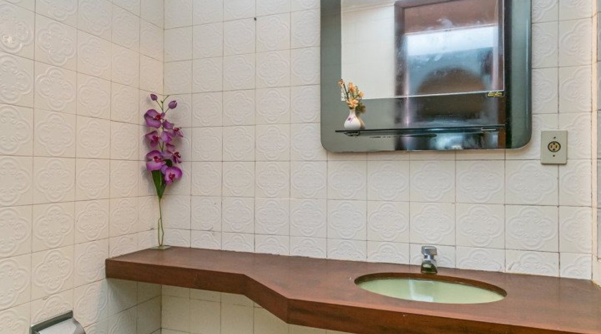 Casa à venda com 380m², 4 dormitórios, 1 suíte, 4 vagas, no bairro Cristal em Porto Alegre