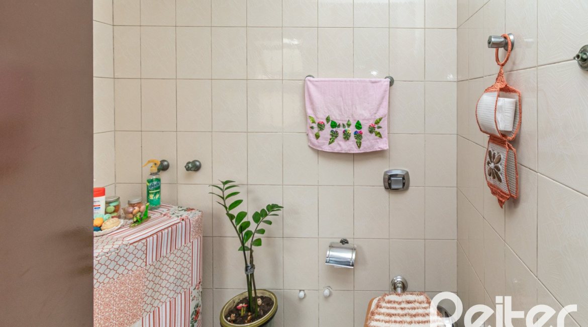 Casa à venda com 380m², 4 dormitórios, 1 suíte, 4 vagas, no bairro Cristal em Porto Alegre