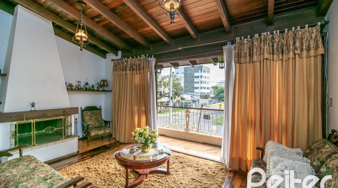 Casa à venda com 380m², 4 dormitórios, 1 suíte, 4 vagas, no bairro Cristal em Porto Alegre