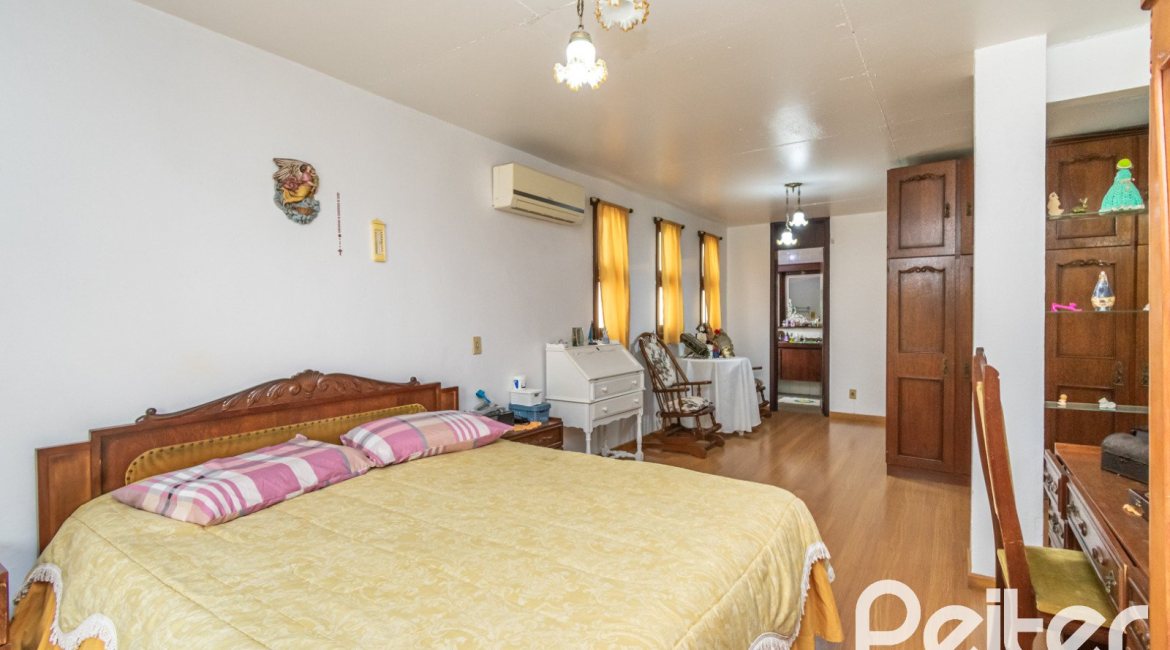 Casa à venda com 380m², 4 dormitórios, 1 suíte, 4 vagas, no bairro Cristal em Porto Alegre