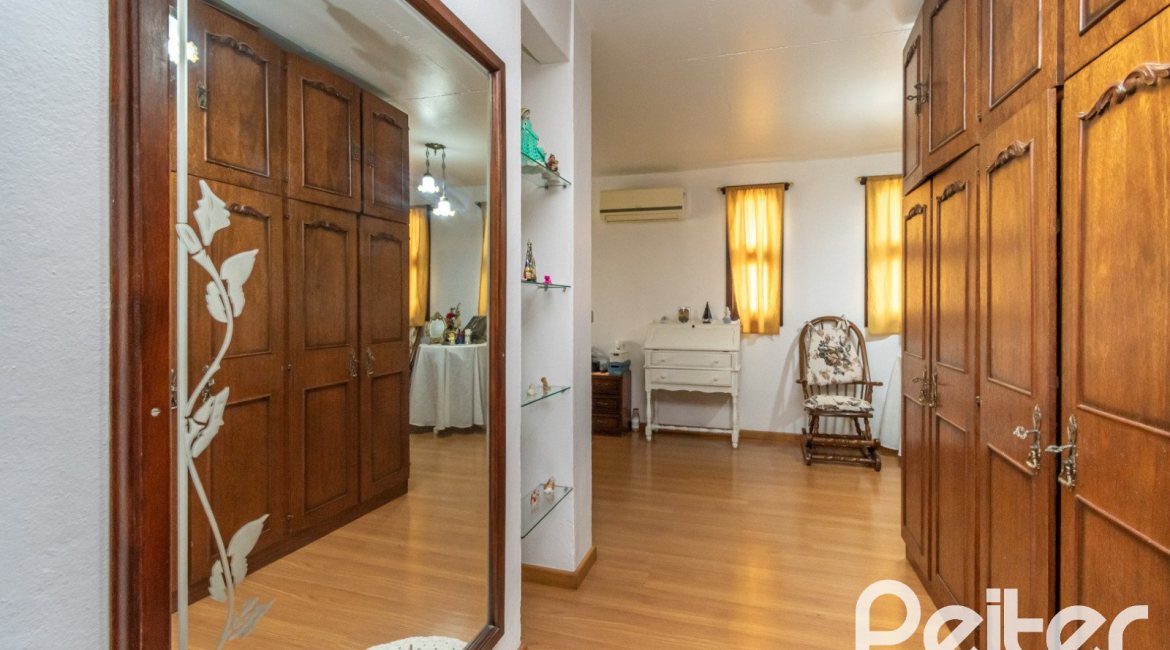 Casa à venda com 380m², 4 dormitórios, 1 suíte, 4 vagas, no bairro Cristal em Porto Alegre