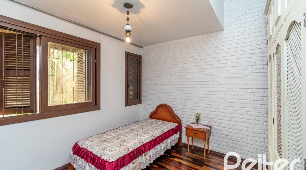 Casa à venda com 380m², 4 dormitórios, 1 suíte, 4 vagas, no bairro Cristal em Porto Alegre