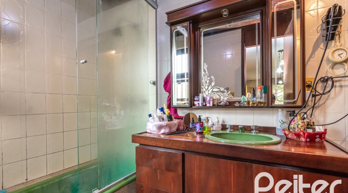 Casa à venda com 380m², 4 dormitórios, 1 suíte, 4 vagas, no bairro Cristal em Porto Alegre