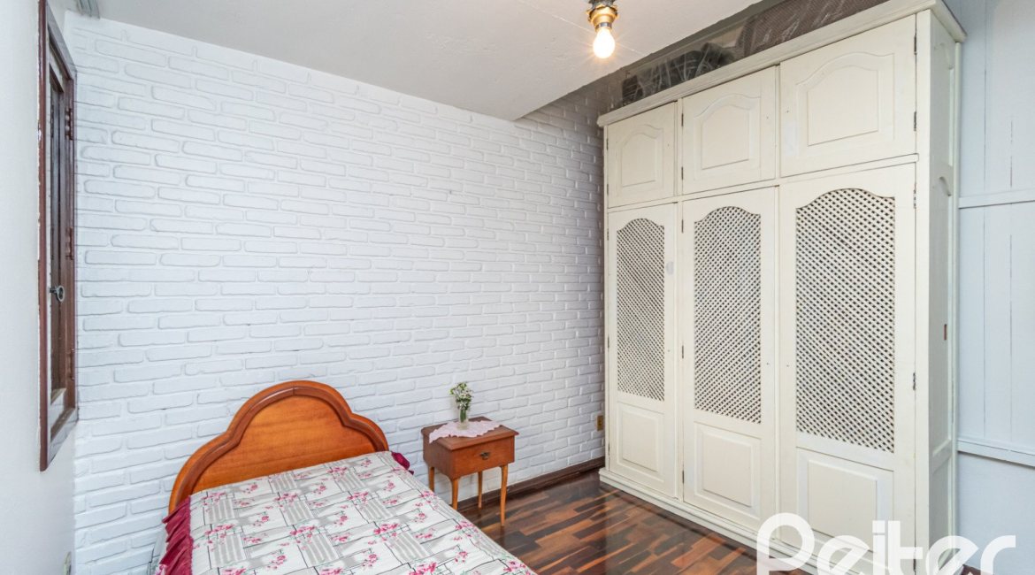 Casa à venda com 380m², 4 dormitórios, 1 suíte, 4 vagas, no bairro Cristal em Porto Alegre