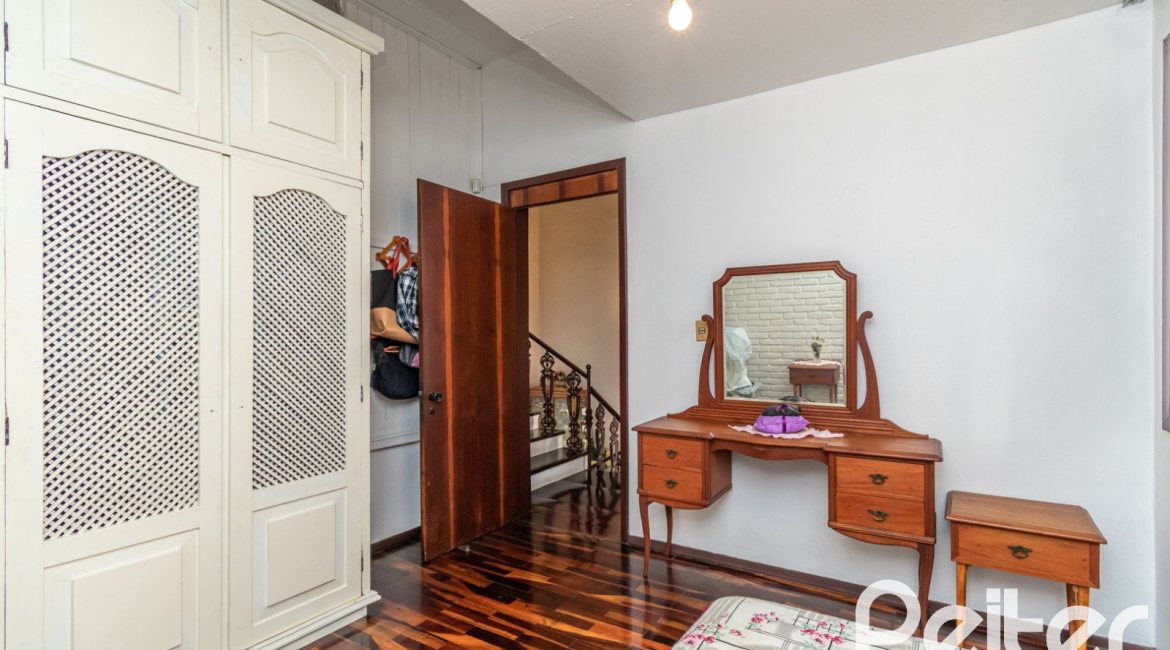 Casa à venda com 380m², 4 dormitórios, 1 suíte, 4 vagas, no bairro Cristal em Porto Alegre