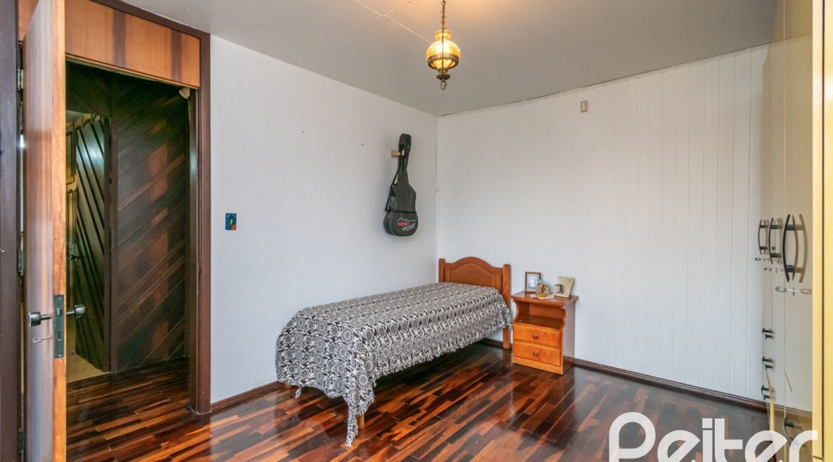 Casa à venda com 380m², 4 dormitórios, 1 suíte, 4 vagas, no bairro Cristal em Porto Alegre